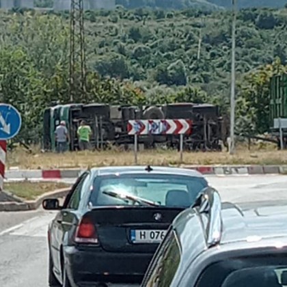 Камион се обърна на главен път, движението е затруднено СНИМКА