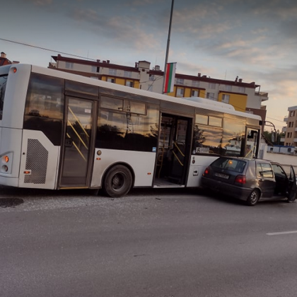 Жена е в болница след катастрофата между рейс и кола в Пловдив
