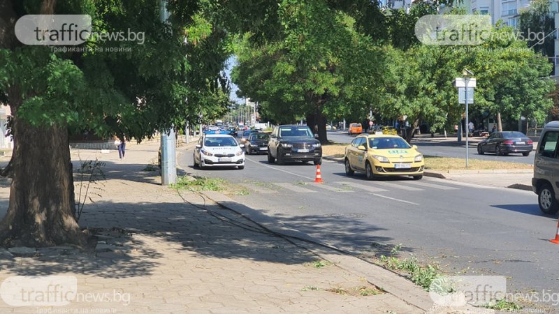 Паяк вдигна автомобил и събори тролейбусни жици в Пловдив СНИМКИ