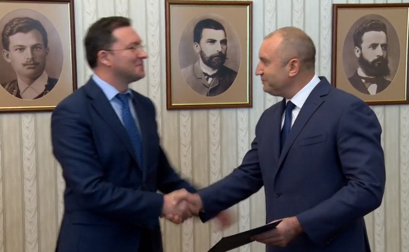 Радев развъртя рулетката, но ГЕРБ-СДС я спря. Върна мандата НА ЖИВО