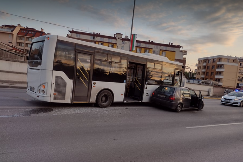 Жена е в болница след катастрофата между рейс и кола в Пловдив
