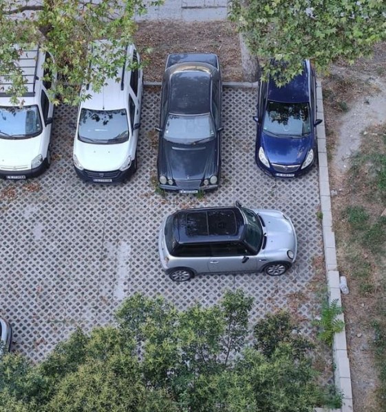 Шофьорка затапи коли на паркинг, осигури почивен ден на работещ мъж СНИМКИ