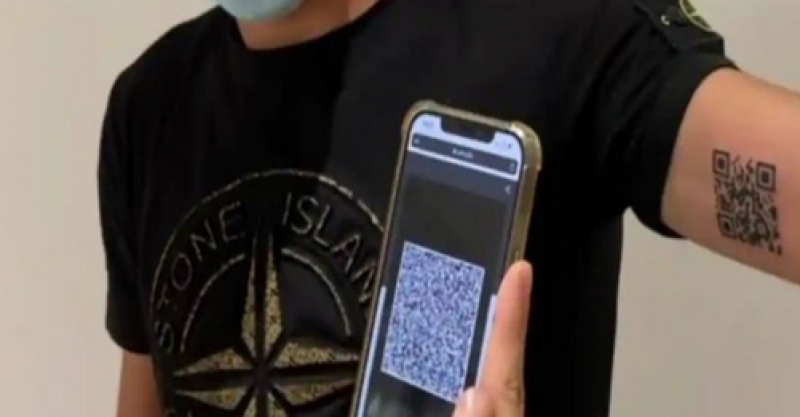 Студент татуира QR кода от сертификата за ваксинацията си на своята ръка