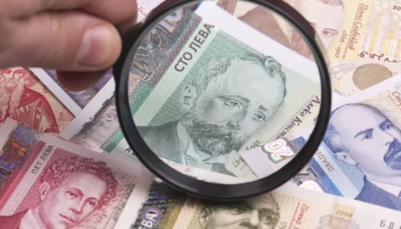 БНБ алармира: Дребните вложители изчерпват своите спестявания в банките