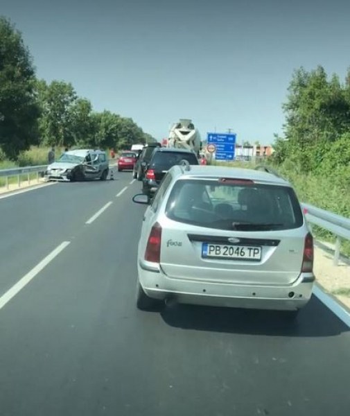 Кола се блъсна челно в бетоновоз на Околовръстното в Пловдив СНИМКИ