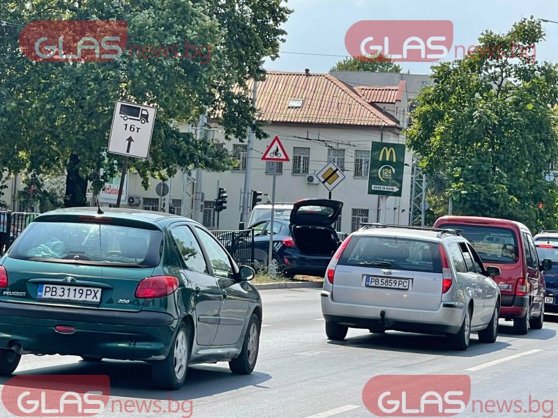 Кола се вряза в разделителните ограждения на булевард в Пловдив СНИМКИ