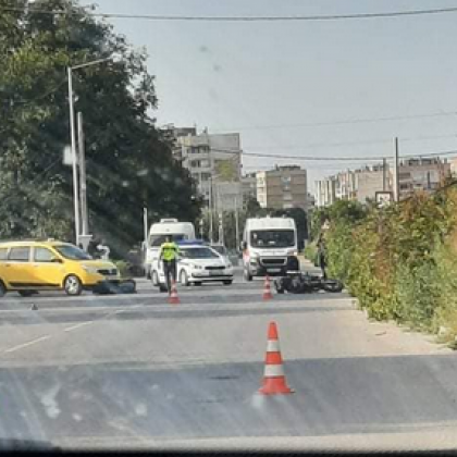 Такси и мотор катастрофираха, има пострадал