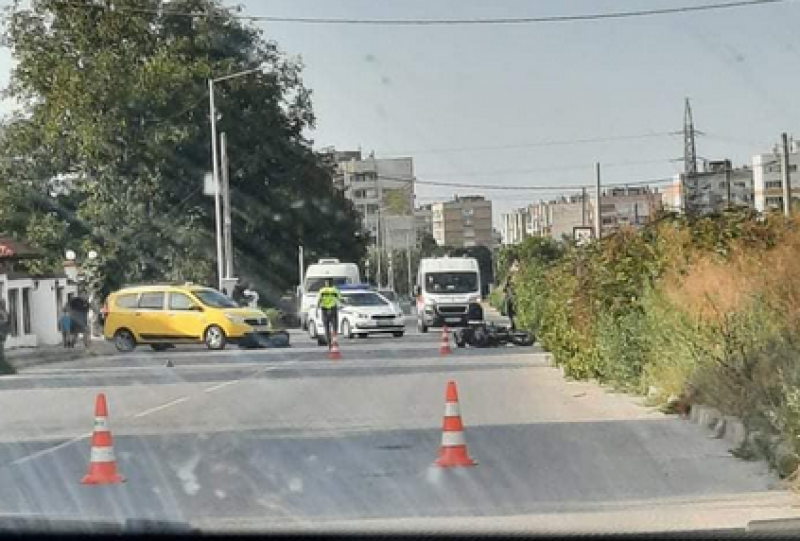Такси и мотор катастрофираха, има пострадал