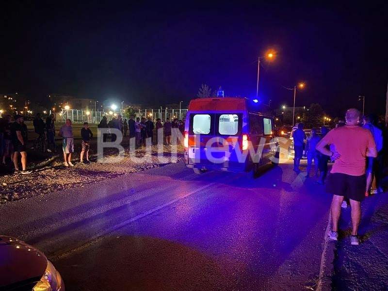 БМВ връхлетя върху две деца на спирка! В болница са