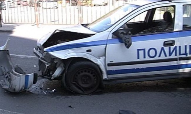Кола и патрулка се блъснаха в Хисарско
