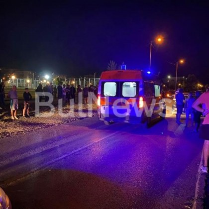 БМВ връхлетя върху две деца на спирка! В болница са