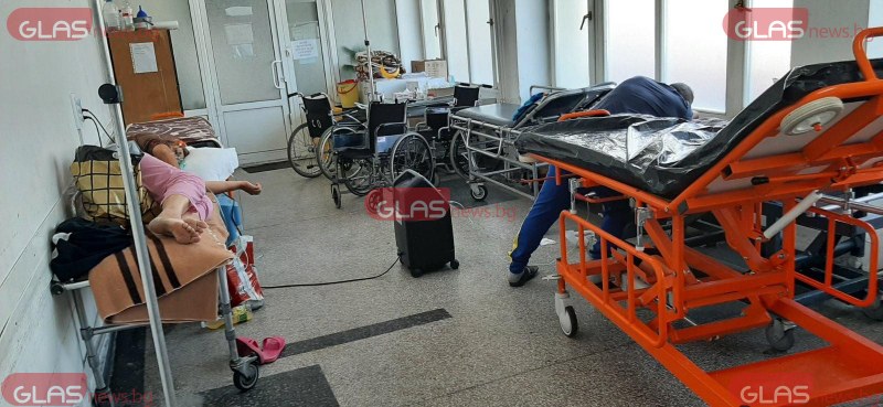 Пациенти с ковид лежат в коридорите на болницата в Пазарджик СНИМКИ
