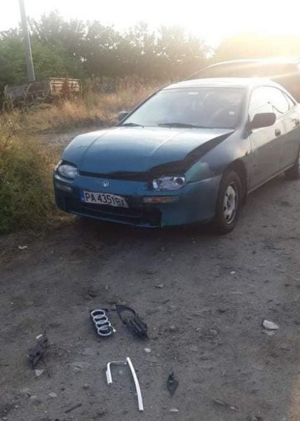 Ауди блъсна паркирана кола в Пазарджишко и избяга, забрави си емблемата СНИМКИ