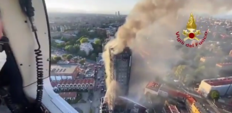 Жилищен блок пламна в Милано, десетки семейства са евакуирани ВИДЕО и СНИМКИ
