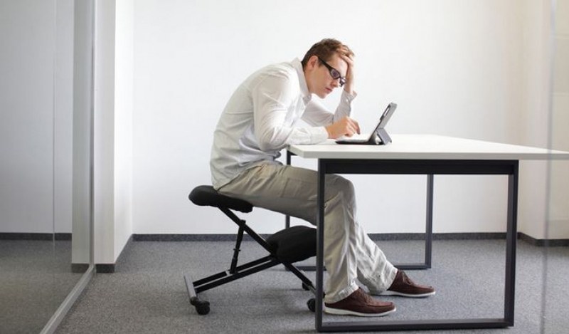 Как да се грижим за стойката си при продължително седене на стол?