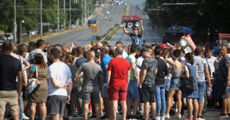 Мангъров и още 100 души протестират срещу COVID мерките до НДК