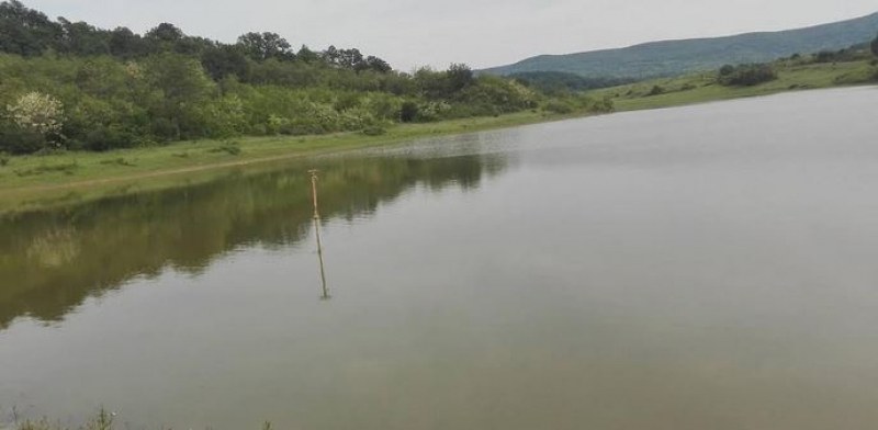 Неизвестен нападна и преби мъж край наш язовир