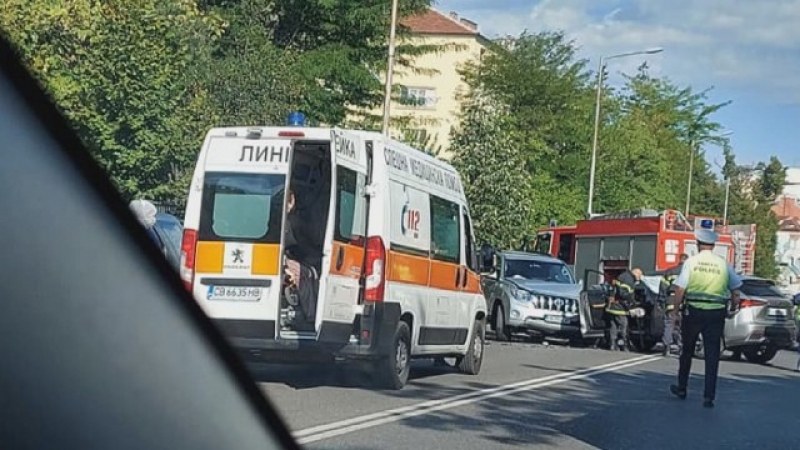Две коли се сблъскаха на столичен булевард. Тежко ранен е шофьор СНИМКИ