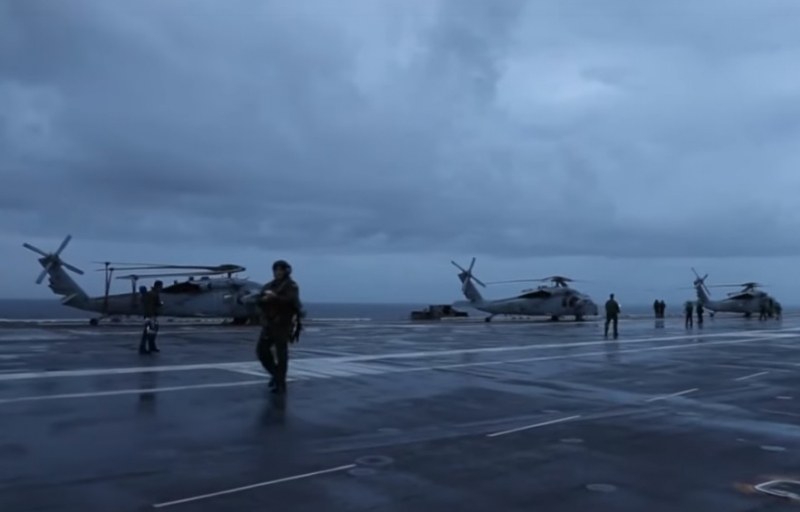 Хеликоптер на Военноморските сили на САЩ се разби в Тихия океан ВИДЕО