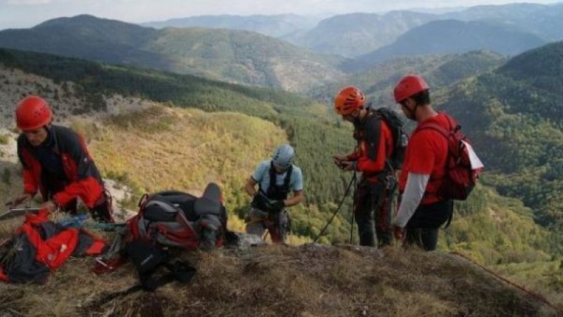 Планински спасители опитват да свалят дядо от Витоша, счупил си крака