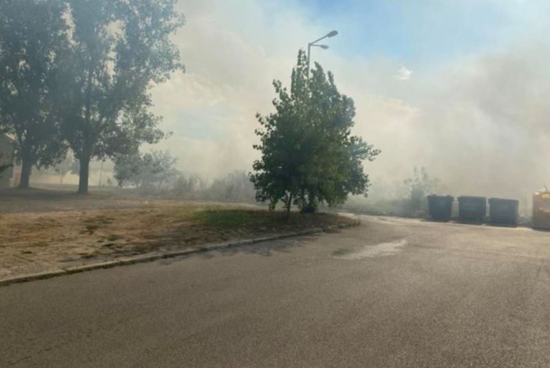 Пожар гори на метри от блокове и детска градина в Ямбол
