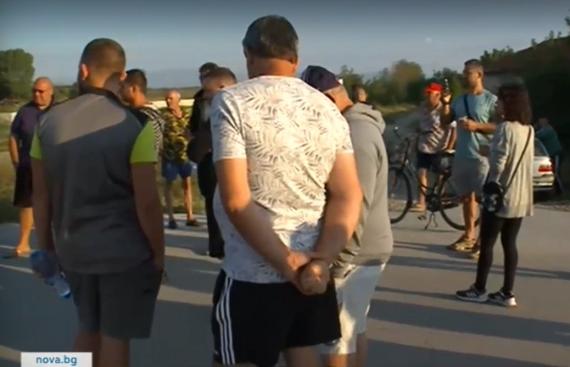 Ръжево Конаре на протест, камиони с камъни от близка кариера разбили пътя им ВИДЕО
