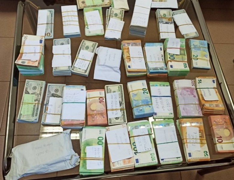 Тираджия опита да прекара над 600 бона в различни валути през границата ни