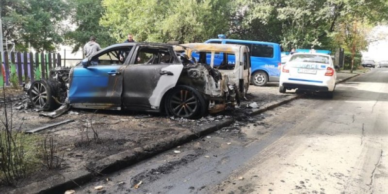 Запалиха три коли в София, едната изгоря до основи СНИМКИ