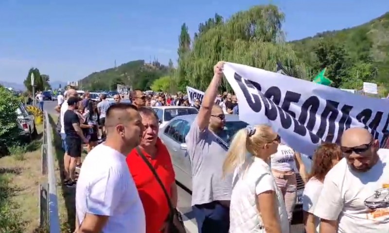 Ковид мерките изкараха на протест огромно множество в Благоевград ВИДЕО