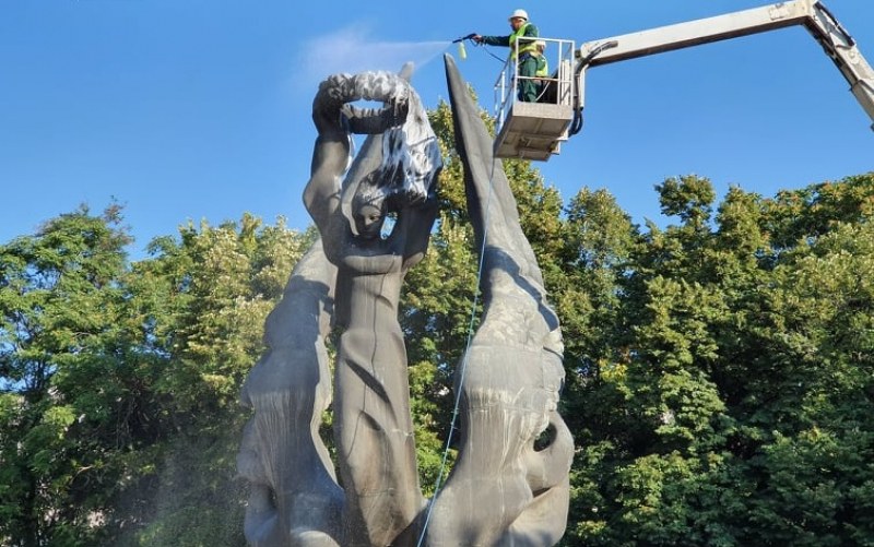 Лъснаха с препарат за празника паметника на Съединението в Пловдив