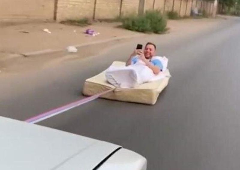 Мъж се метна на матрак да се... повози. Не му се размина