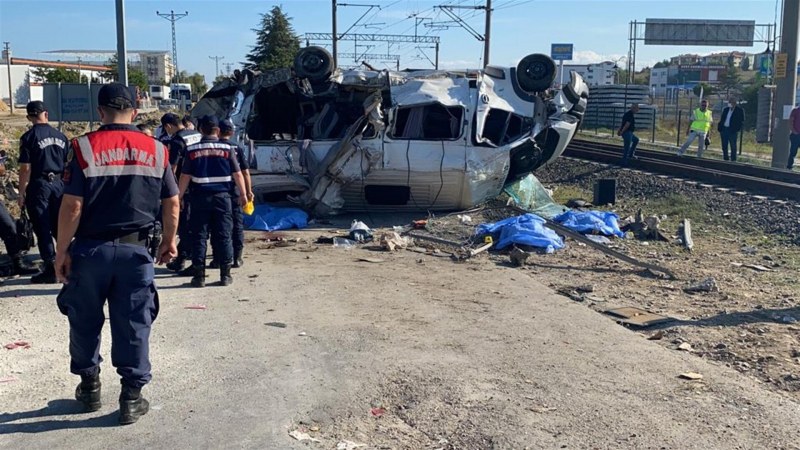 Тежка катастрофа с микробус на жп линия в Турция, има жертви и ранени