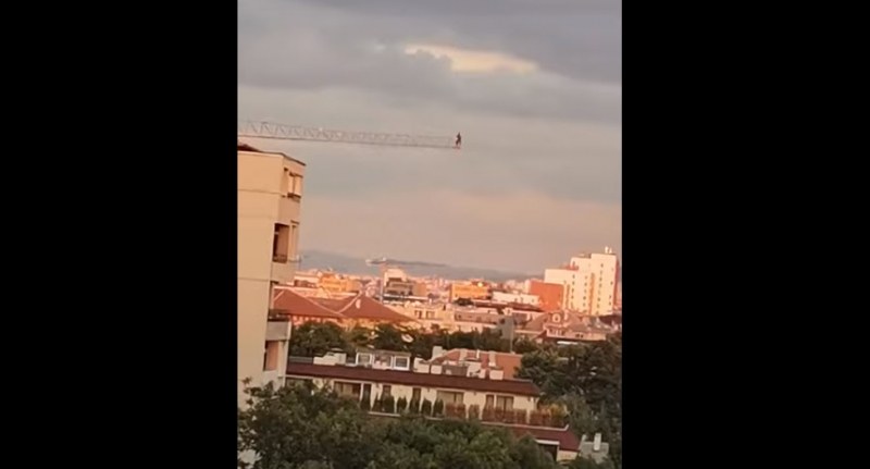 Доза адреналин, а? Столичанин се покатери на върха на кран за селфи ВИДЕО