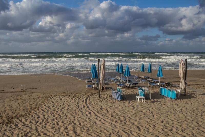Гърция спешно затваря плажове. До часове поройни дъждове и наводнения