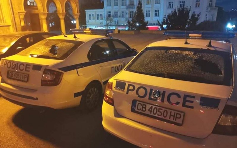 Гневен шофьор си отмъсти за глобите. Потроши четири патрулки в Шумен