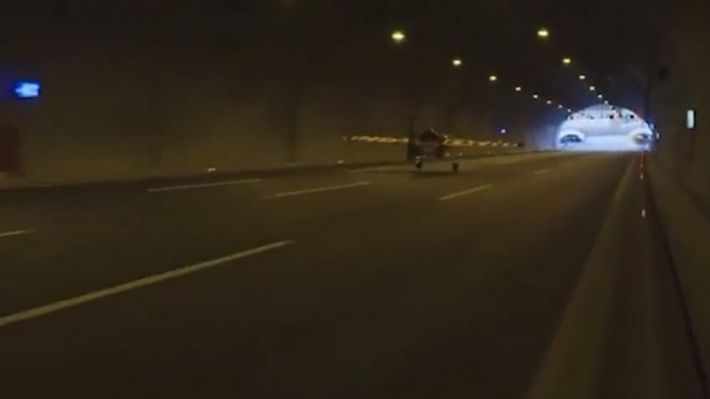 Италианец летя със самолет през два автомобилни тунела