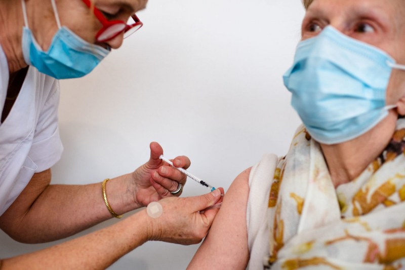 Трябва ли ваксинацията за учителите у нас да стане задължителна? ВИДЕО
