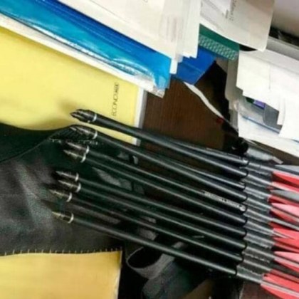 Ученичка стреля по двама учители с арбалет 