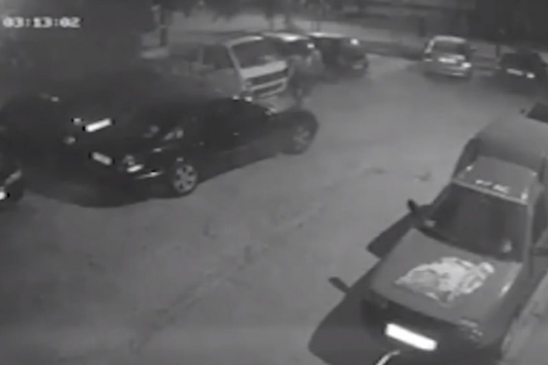 С прахови пожарогасители и по колите. Вандали вилнеят из Русе ВИДЕО