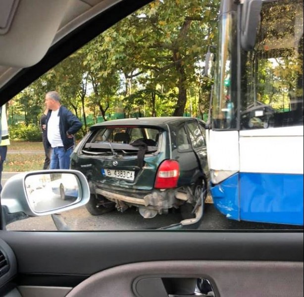 Три коли и рейс се блъснаха на булевард във Варна СНИМКИ