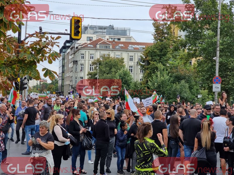 Над 10 000 протестиращи се насочиха към Министерството на здравеопазването СНИМКИ