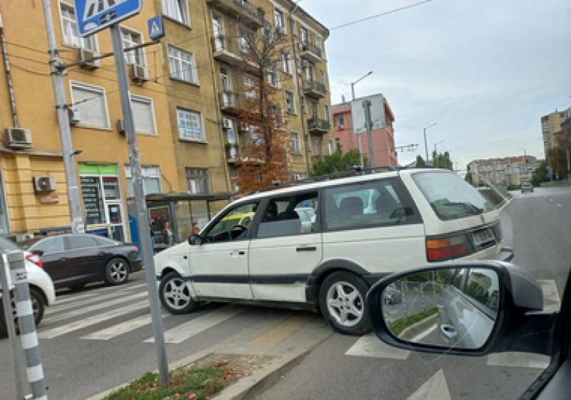 Шофьор подкара колата си по пешеходна пътека
