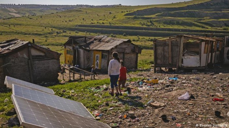 Как един румънски град изсели 1500 роми на сметище. Там ли им е мястото?