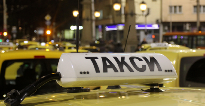 Мъж се представи за полицай, със съучастници ограбиха таксиджия