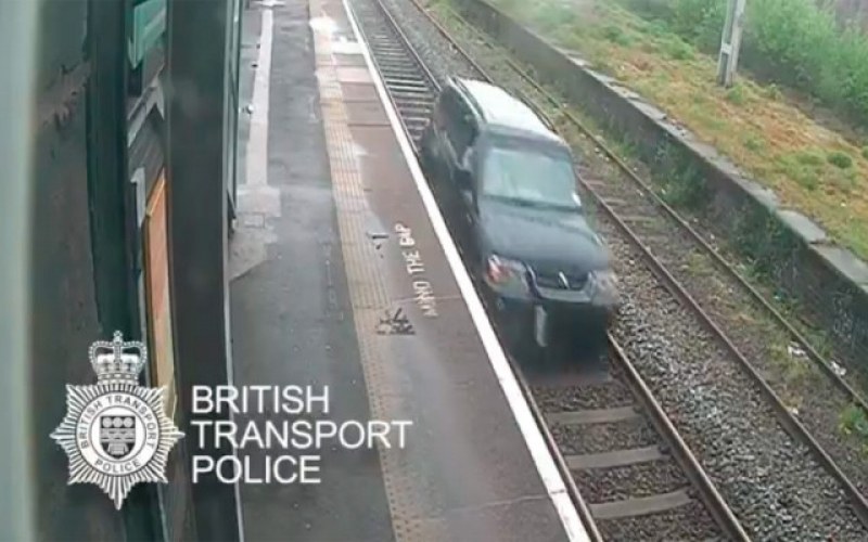 Бонд, британският Джейм Бонд – по релсите с кола, блокирал влакове ВИДЕО