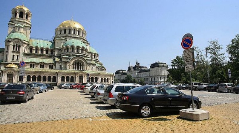 Депутати пак паркират безплатно зад парламента