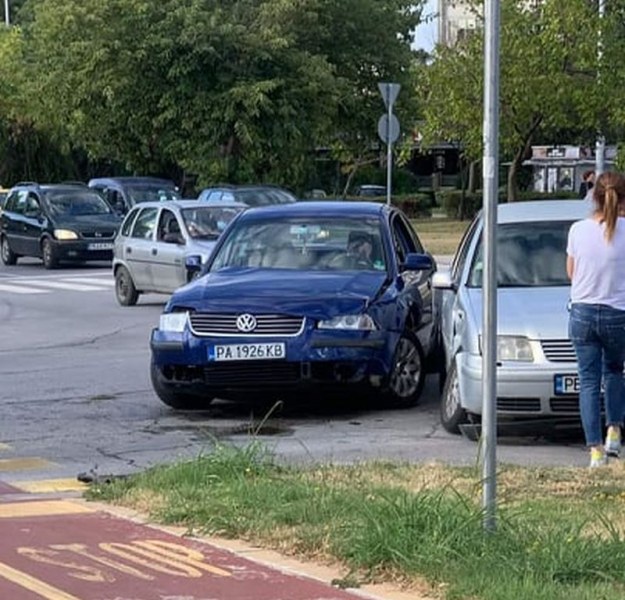Два автомобила се удариха на пешеходна пътека в Пловдив СНИМКИ