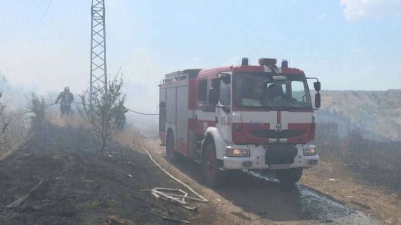 Пожар изпепели 440 тона пшеница и земеделска техника в склад край Каварна