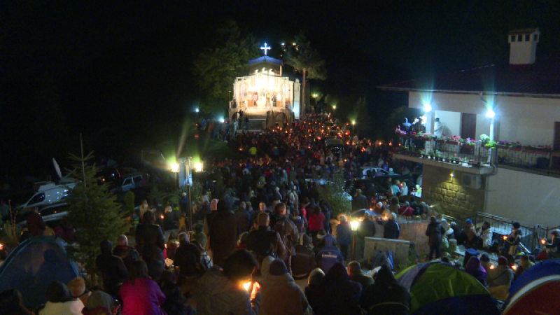 Хиляди миряни се стекоха на Кръстова гора за празника СНИМКИ
