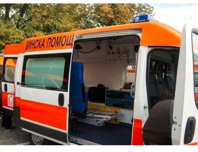 Товарен автомобил блъсна пешеходка, последва и удар от кола!